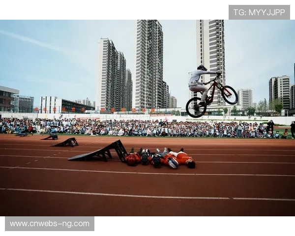 小轮车成亲子活动新选择 家庭观赛激发儿童兴趣