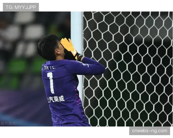 京沪大战冲突瞬间：裁判观看录像回放后维持原判