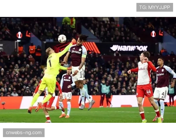 狼队与水晶宫比赛中,球迷冲入场内导致比赛中断三分钟